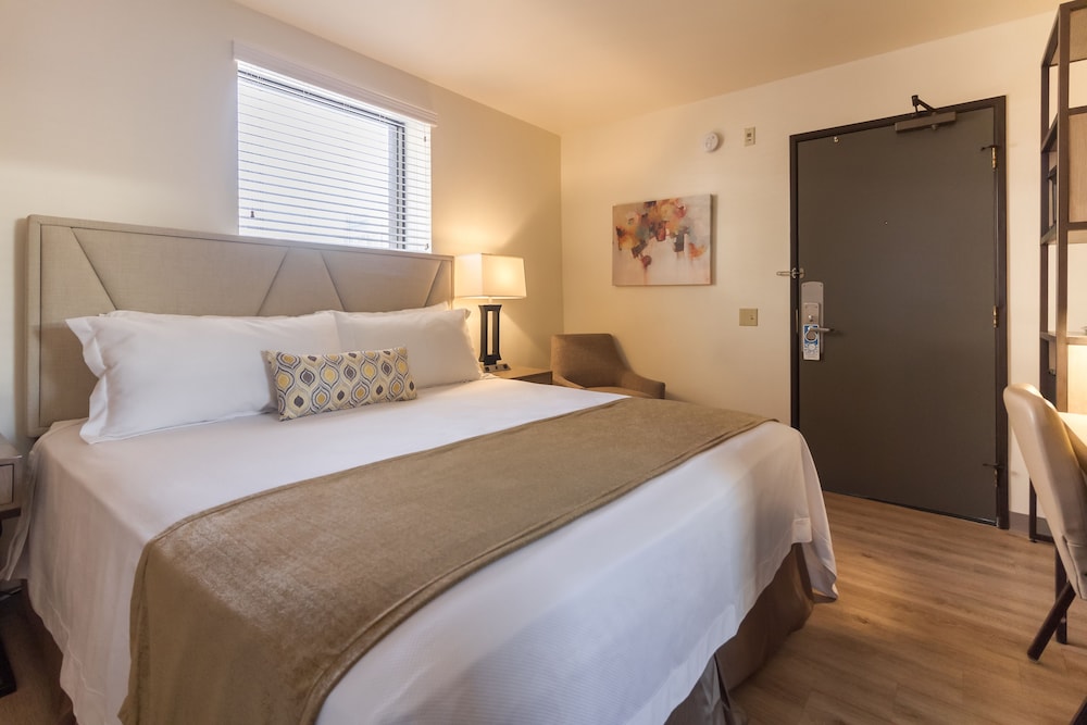 DELUXE, KING BED, ACCESSIBLE