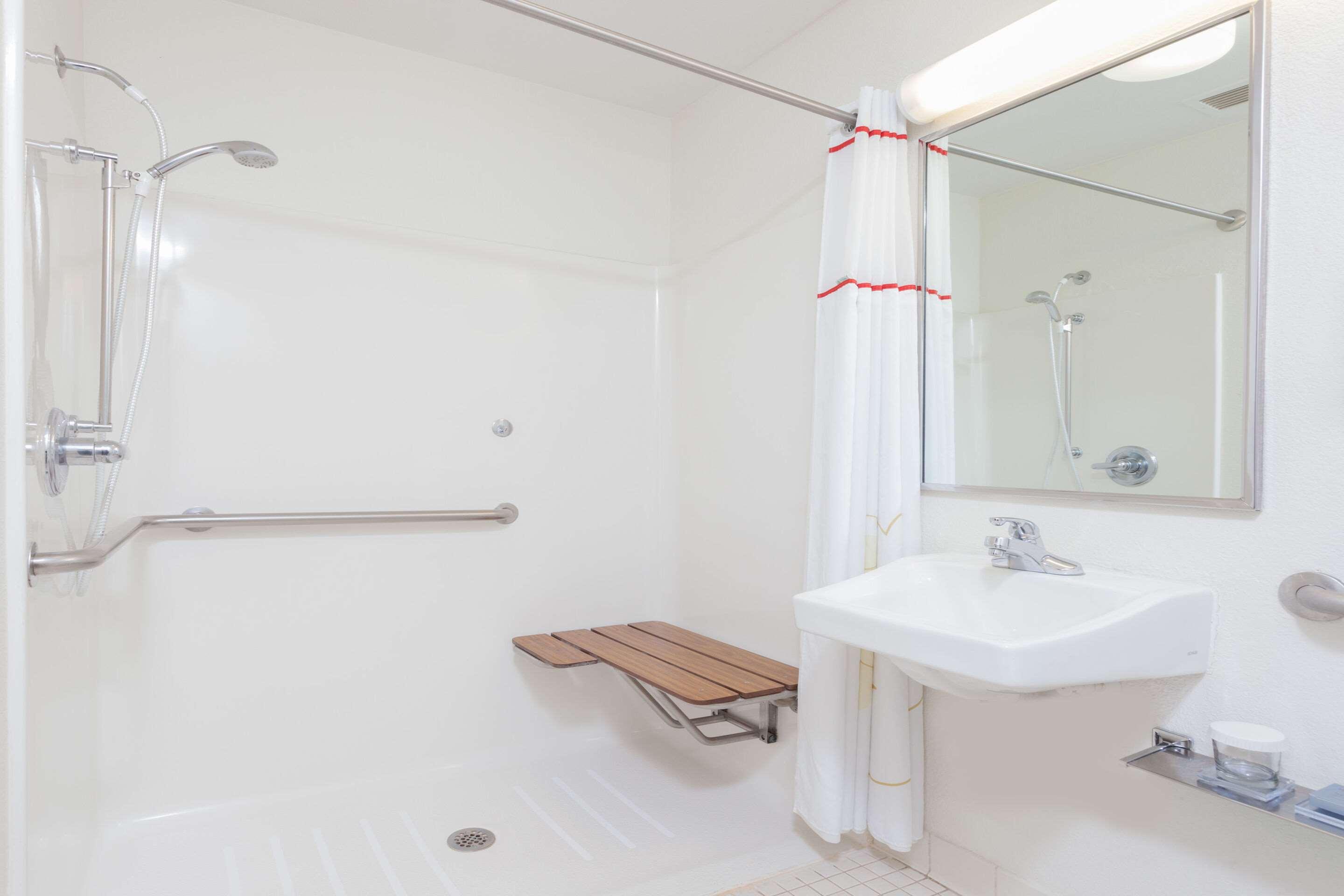 SUITE, QUEEN BED, ACCESSIBLE