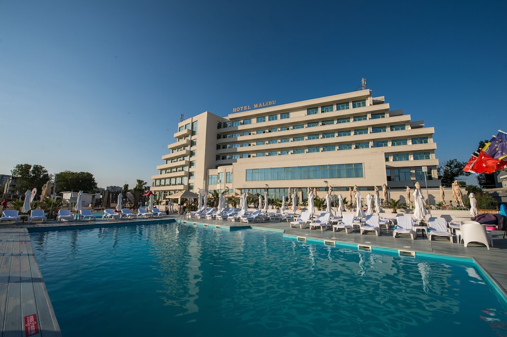 Malibu Hotel 2/50