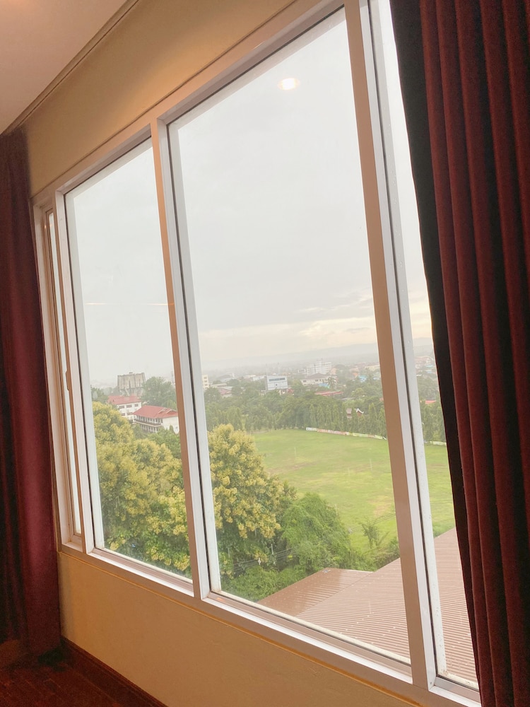 Arawan Riverside Hotel 36/65