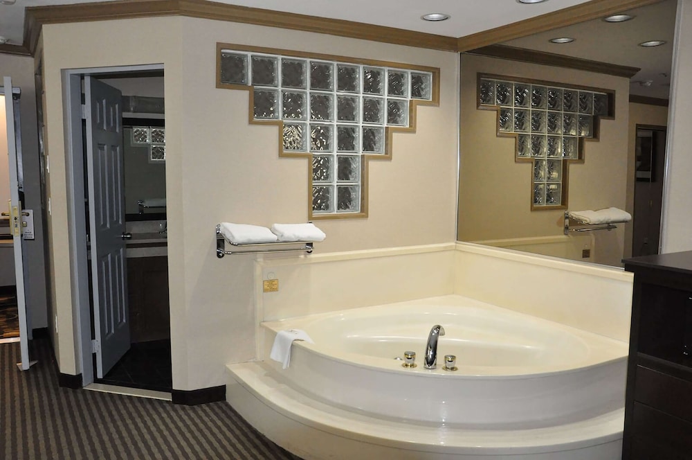 Ramada by Wyndham Abbotsford 22/24