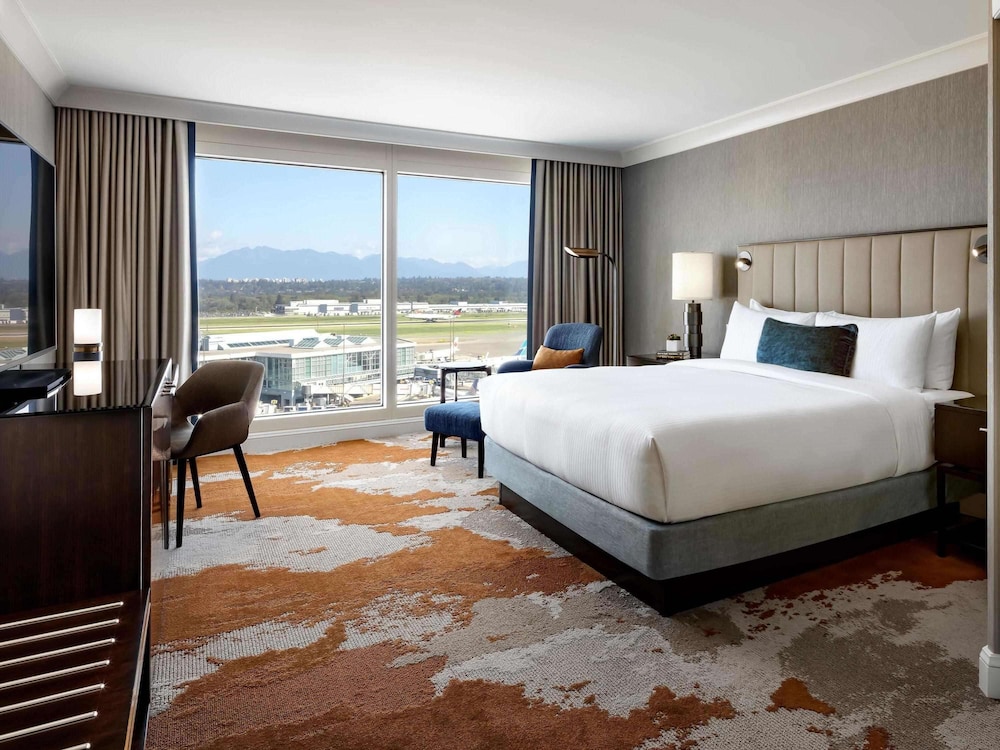 DELUXE, KING BED