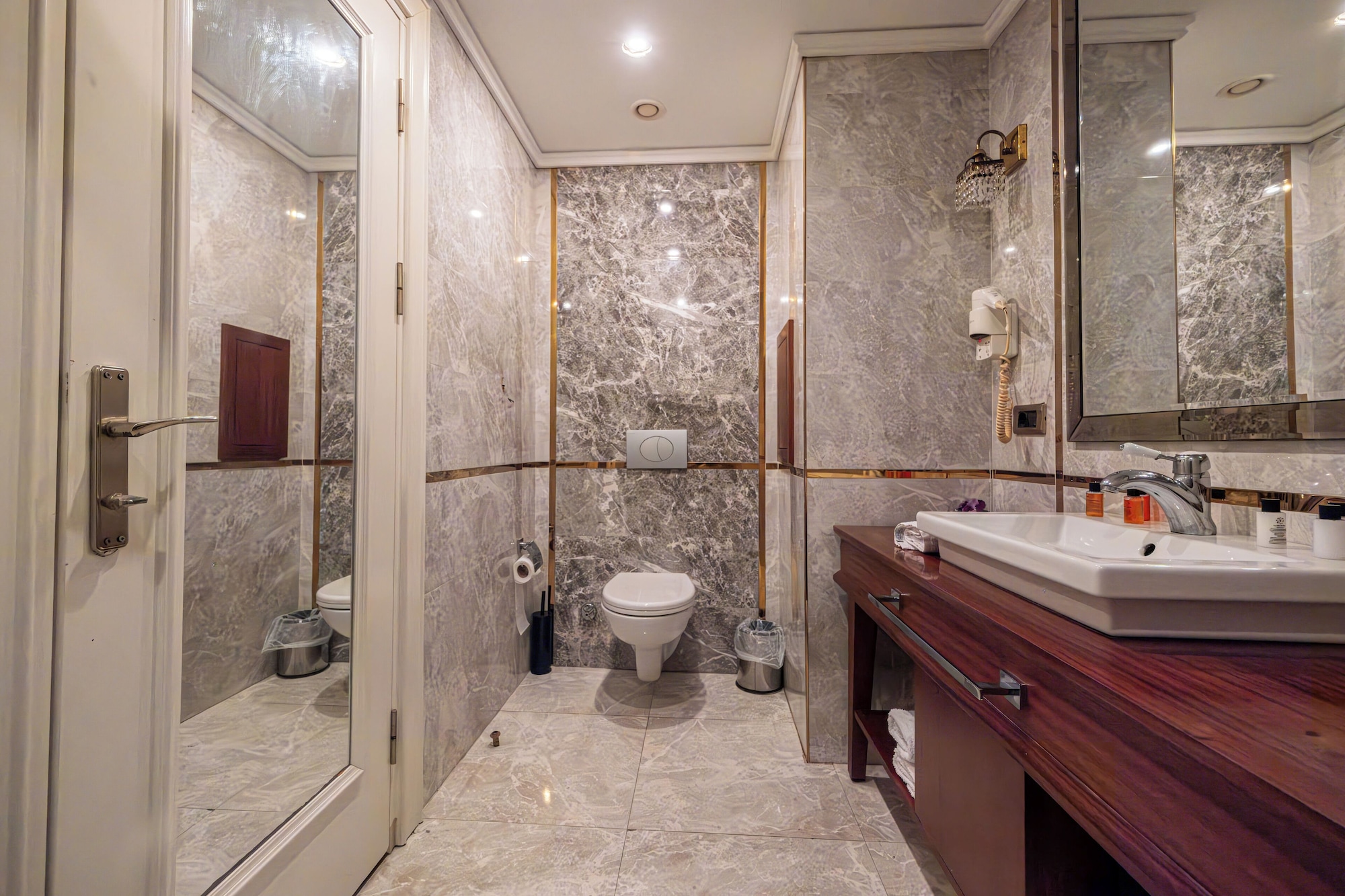 DELUXE, SUITE, KING BED