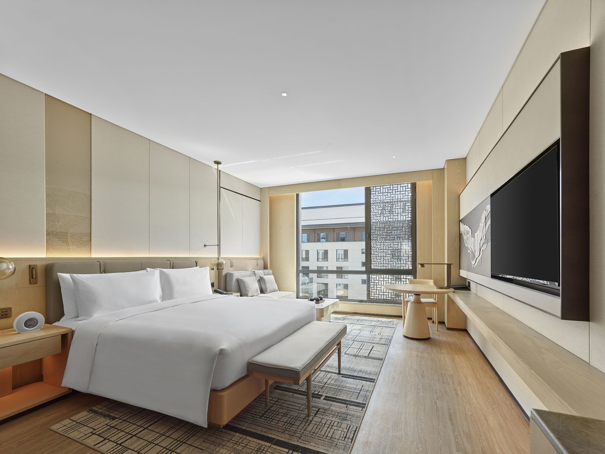 DELUXE, KING BED