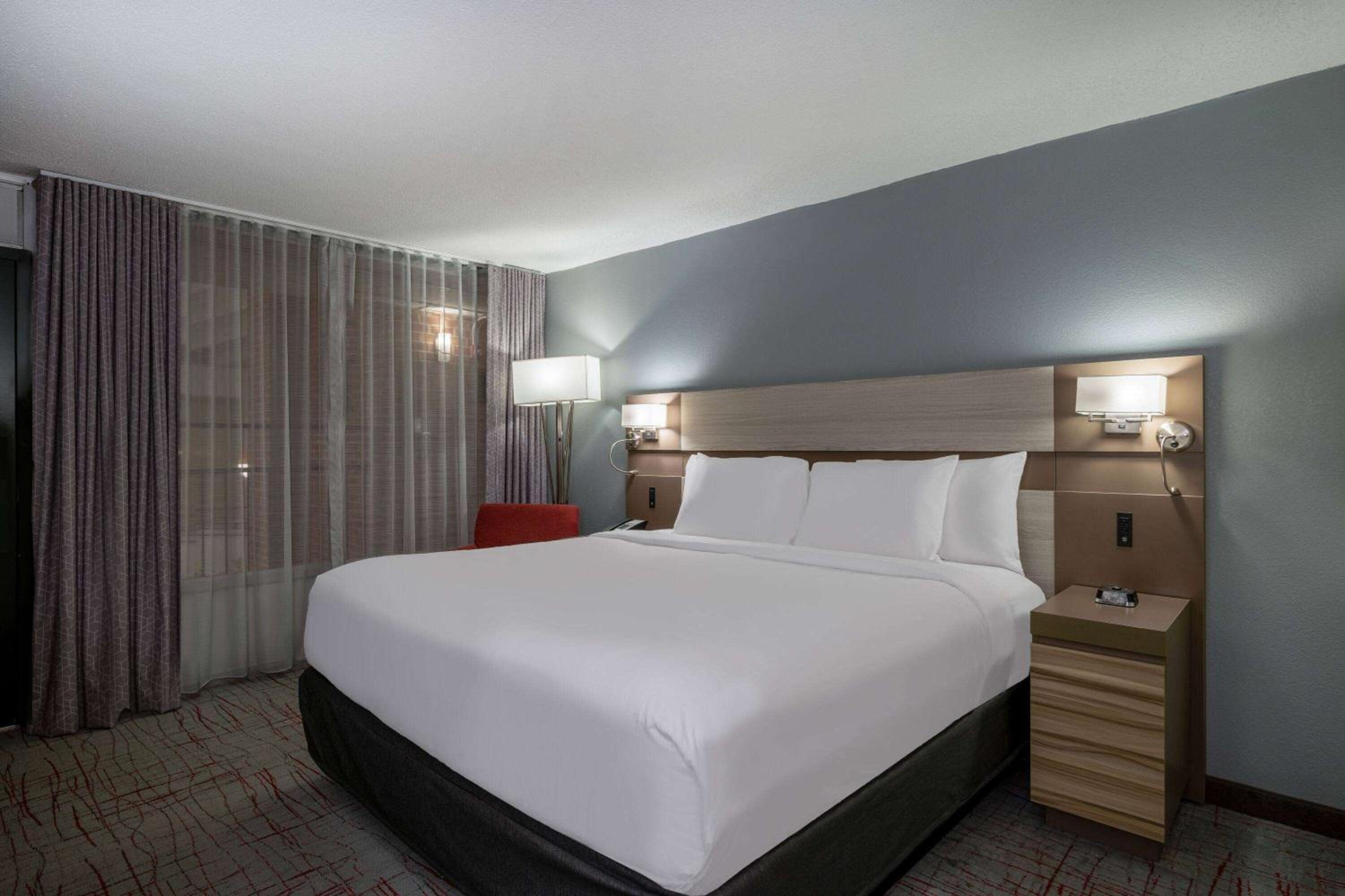 ROOM, KING BED