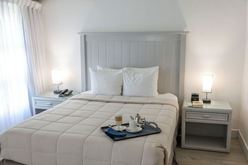 1 BEDROOM, SUITE, BATHTUB