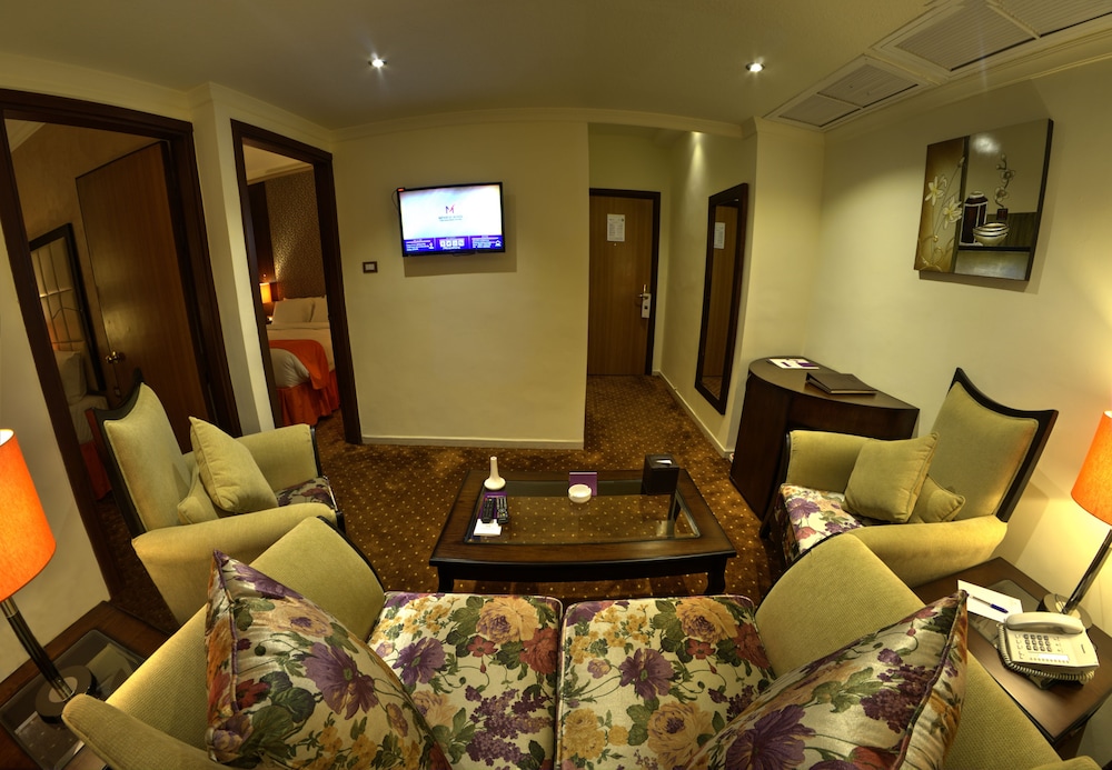 Meneur Hotel 19/29
