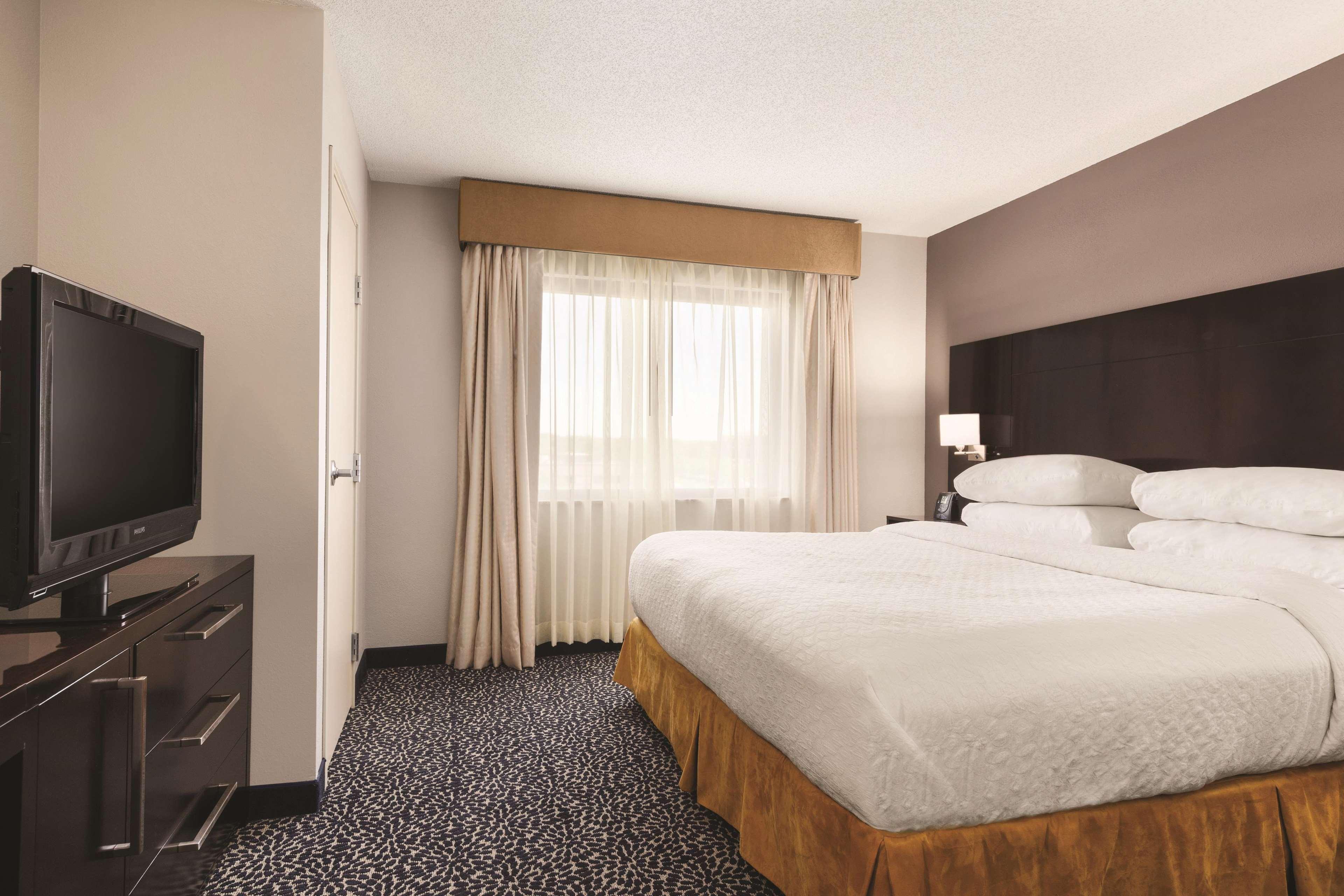 ROOM, KING BED, ACCESSIBLE