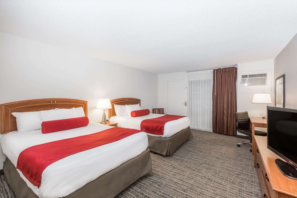 Room, 2 Queen Beds, Pool Side