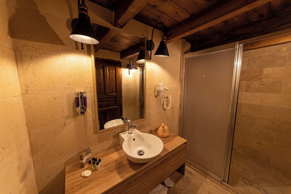 Feris Cave Hotel 50/50
