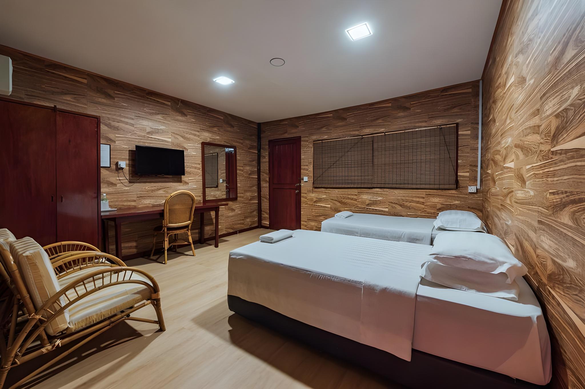 Dragon Inn Floating Resort 6/29