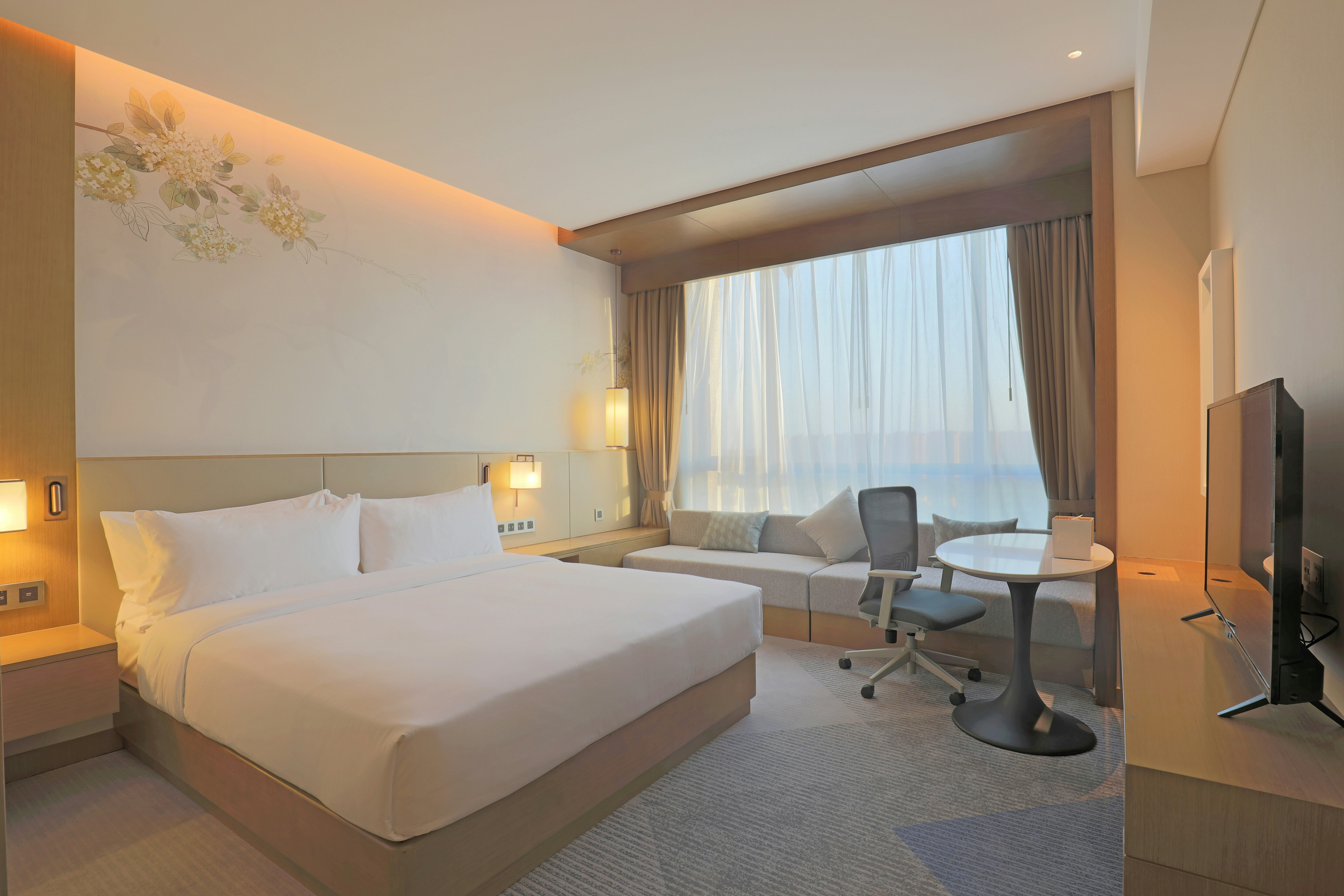 GUEST ROOM, KING BED, HIGH FLOOR