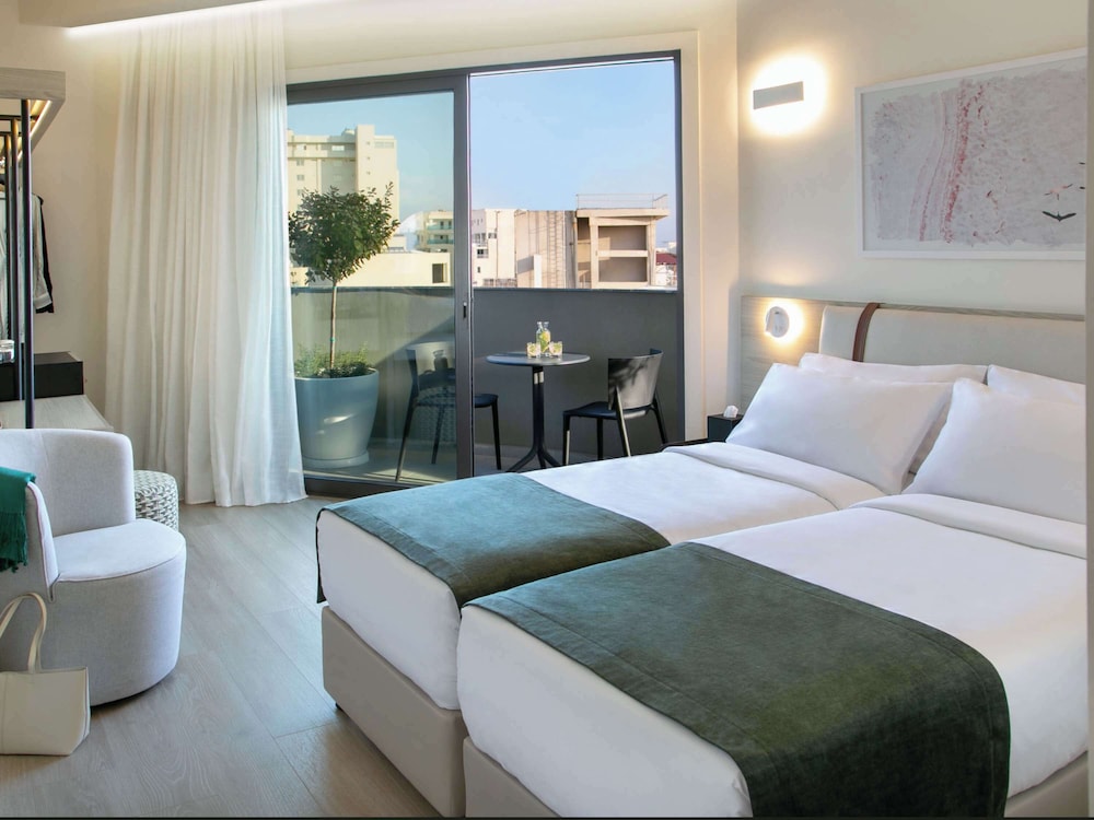 Mercure Larnaca Finikoudes Beach 22/60