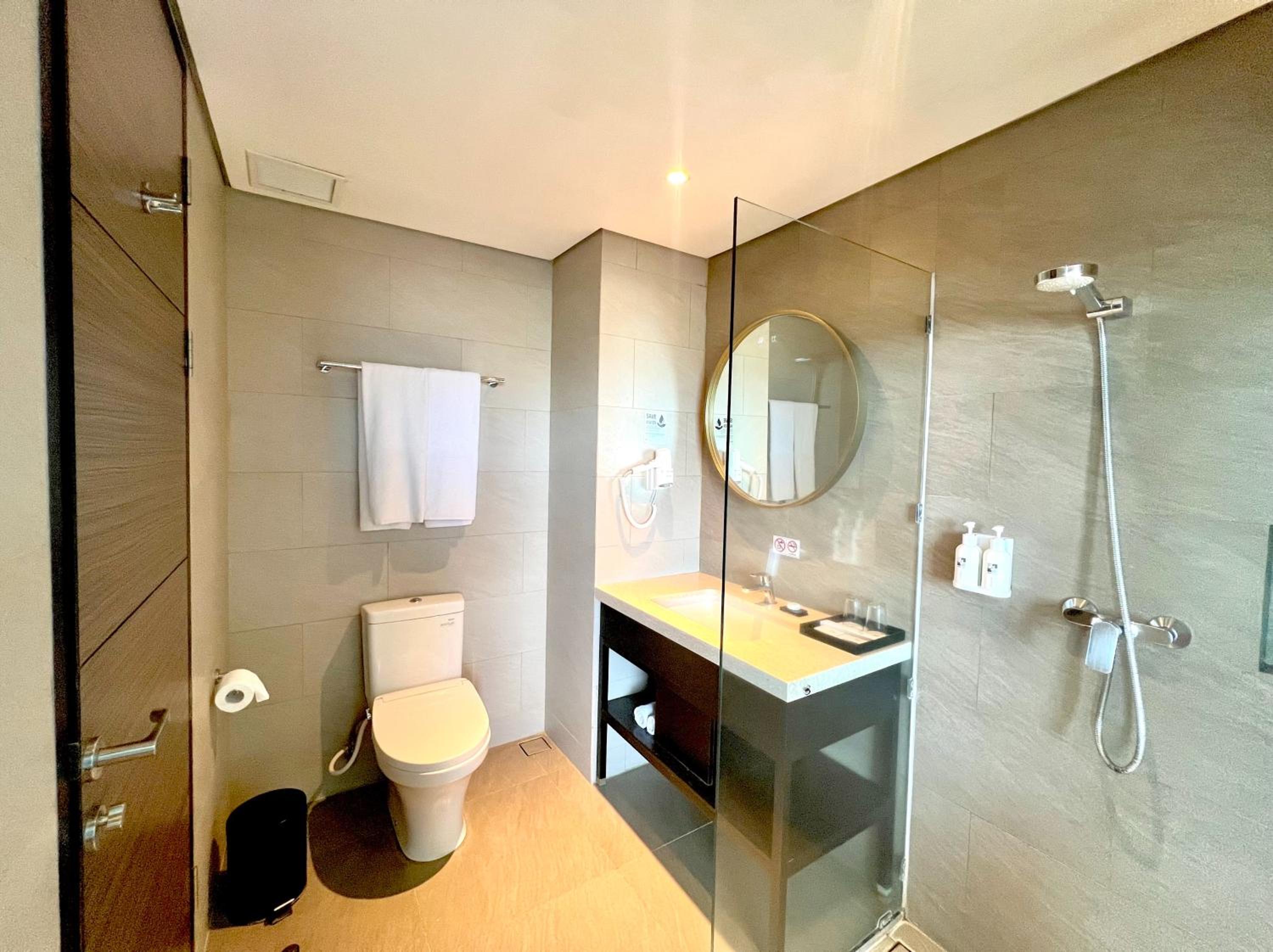 غرفة غراند ديلوكس بسرير كوين للمدخنين، Swiss-Belinn Airport Surabaya 5/6