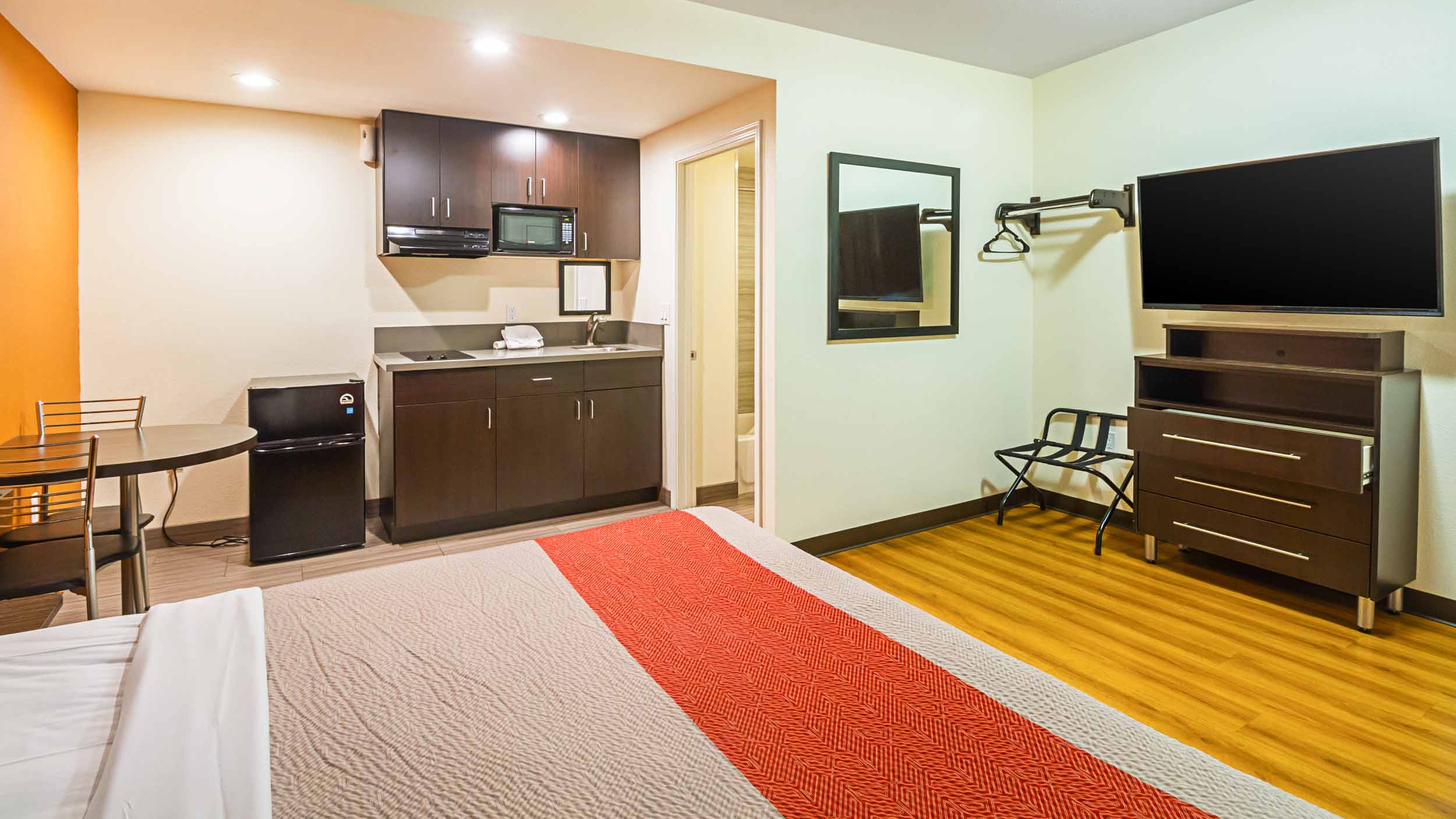 1 King Bed - Non-Smoking, Micfridge