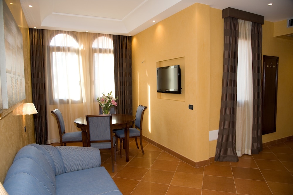 Artemis Hotel 54/69