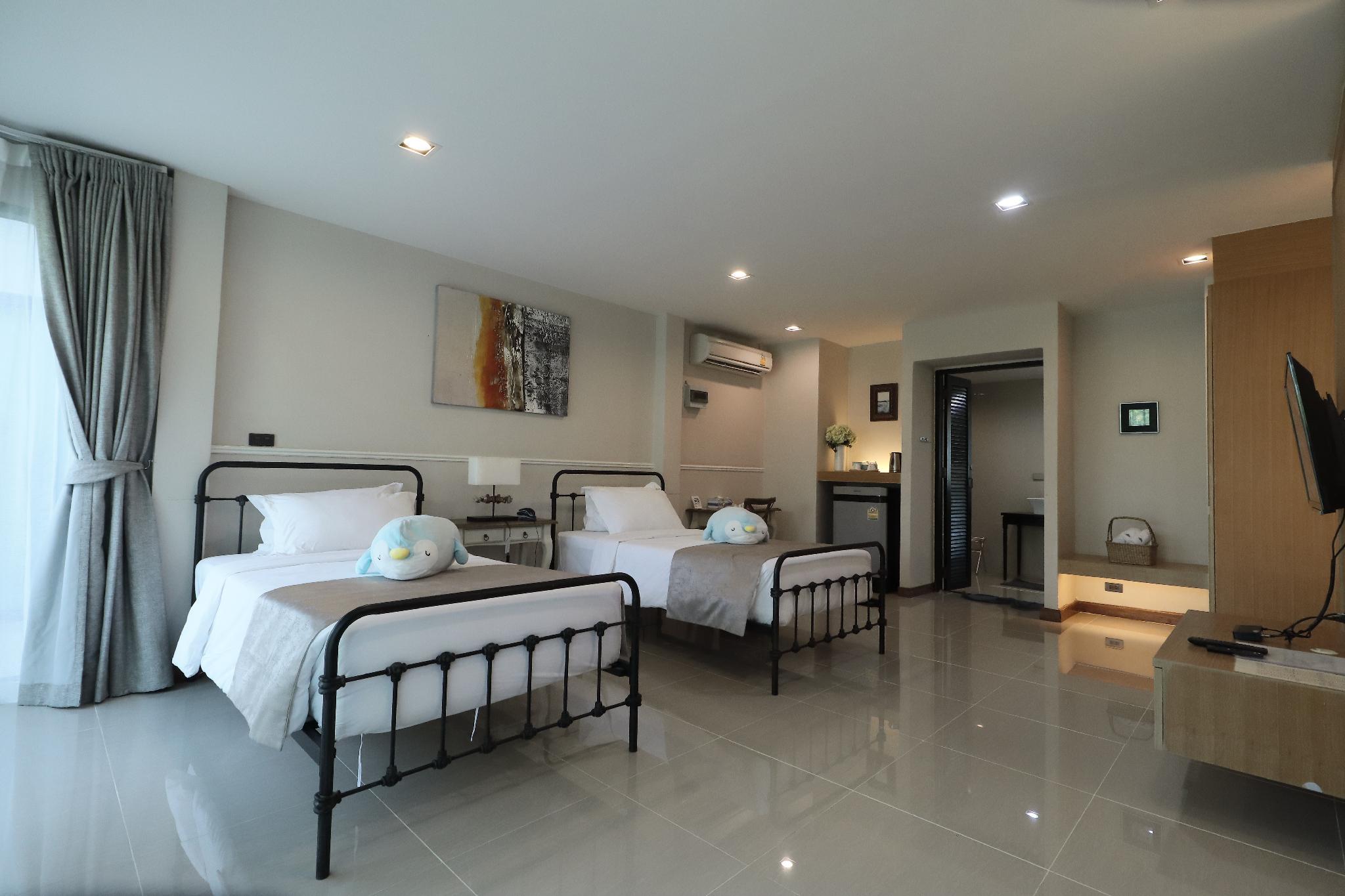 DELUXE, TWIN BEDS
