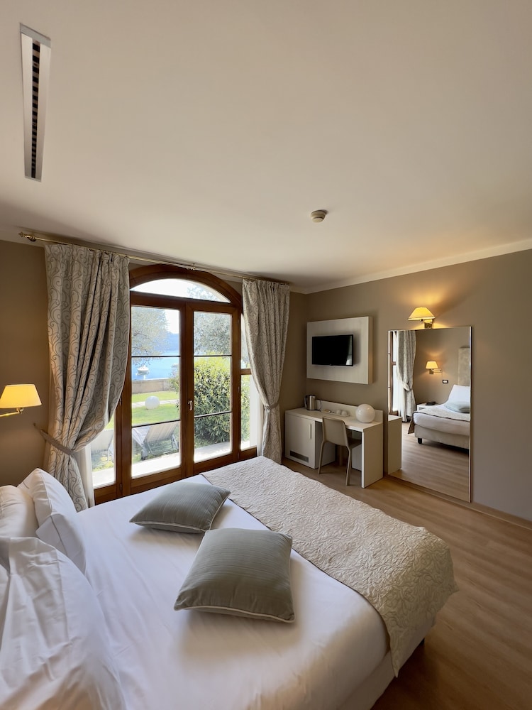 DELUXE, DOUBLE BED, LAKE VIEW