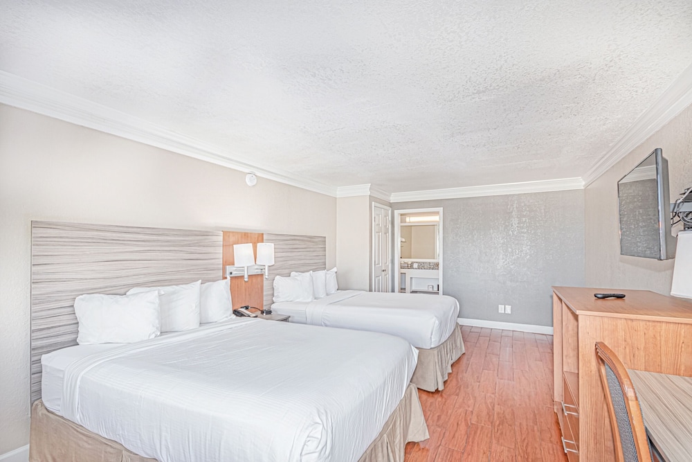 Casa Bella Inn & Suites 22/55