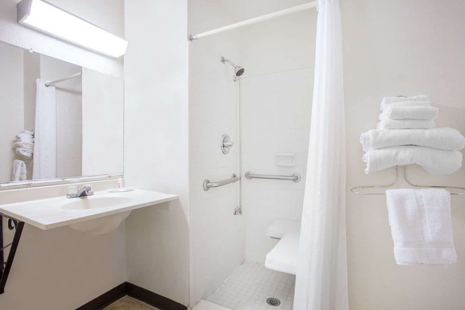 Super 8 by Wyndham Warner Robins 20/20