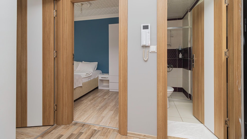 Gunduzler Deluxe Hotel 46/47