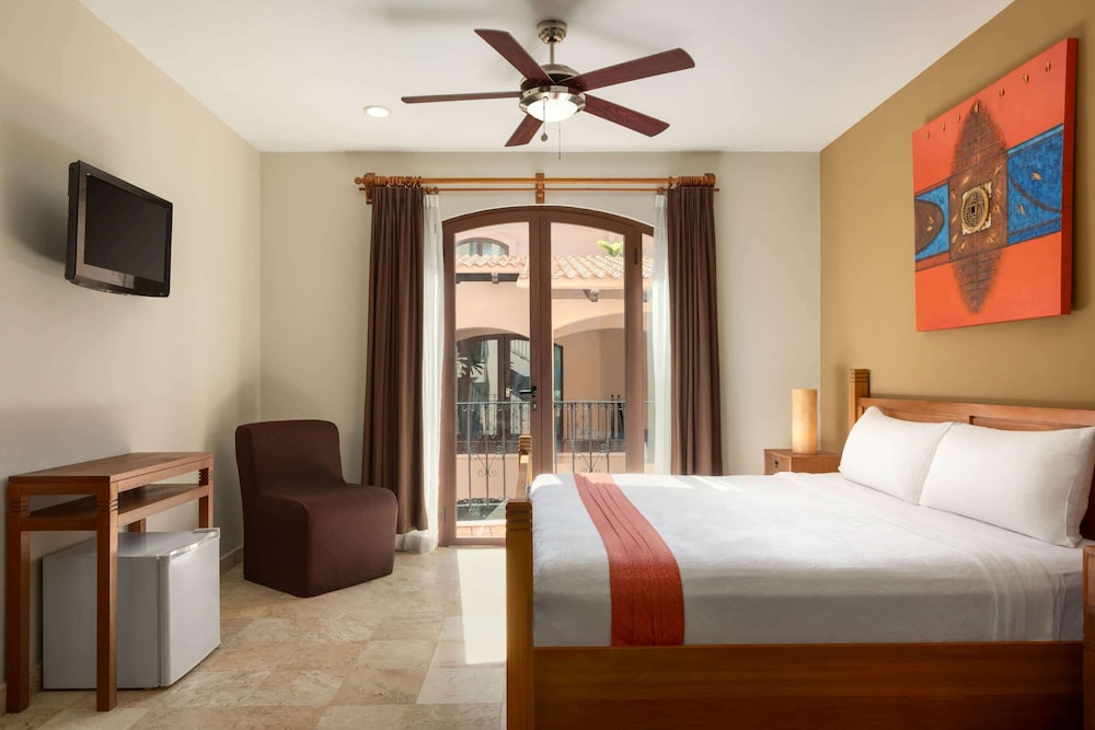 ROOM, KING BED