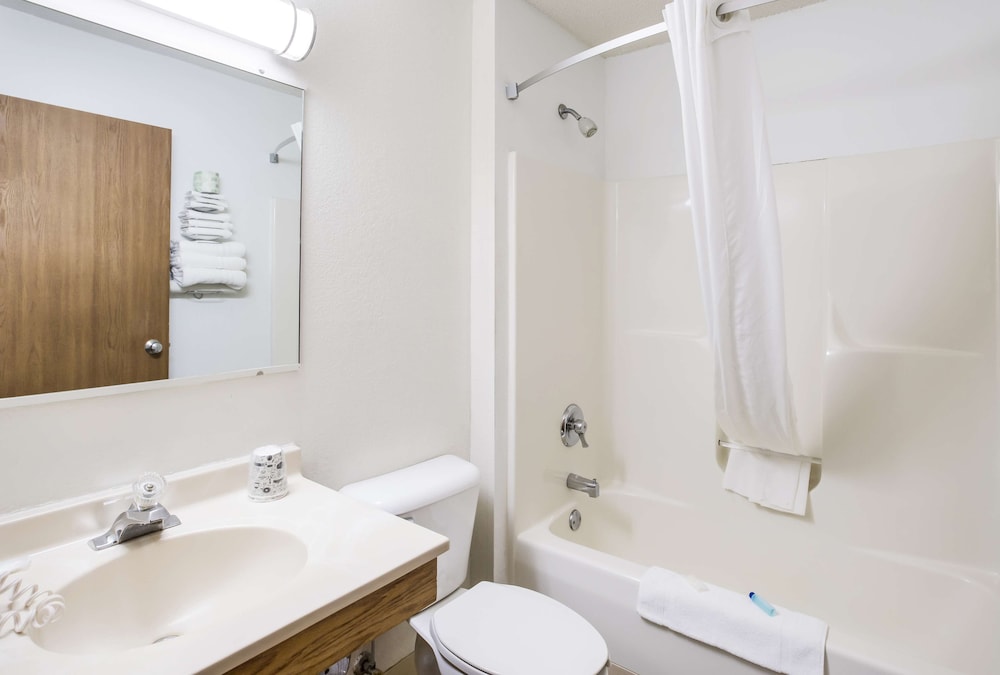 Americas Best Value Inn Charlotte Mi 15/30
