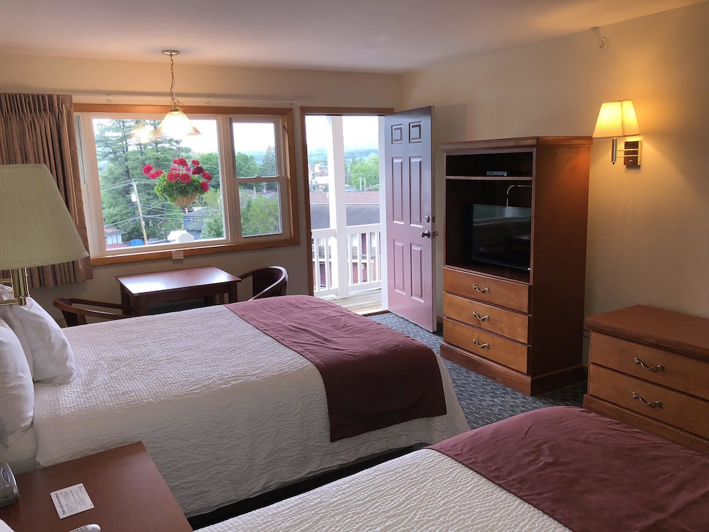 PREMIUM, 2 QUEEN BEDS, LAKE VIEW