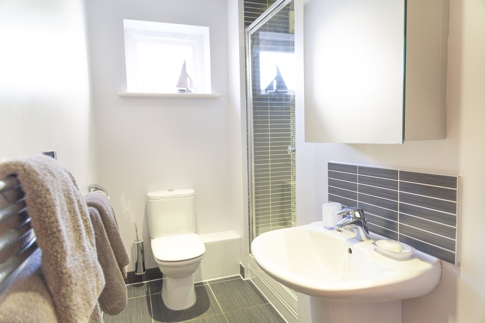 Lux Living Apartments - Marino Place 13/16