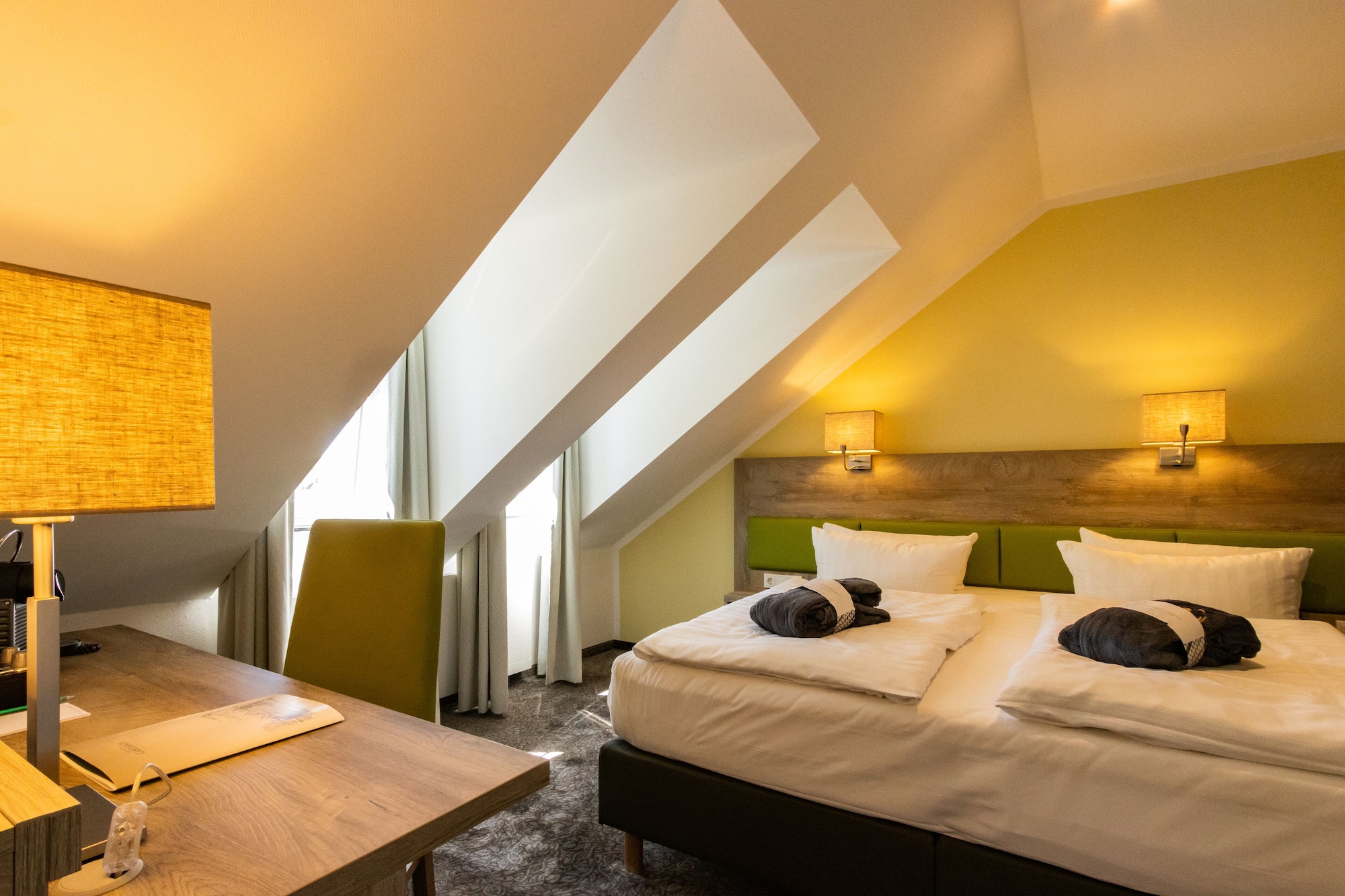 Premium, Single, Queen Bed