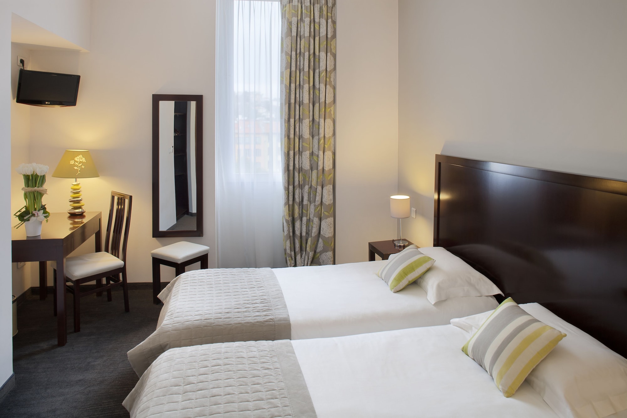 ROOM, TWIN BEDS