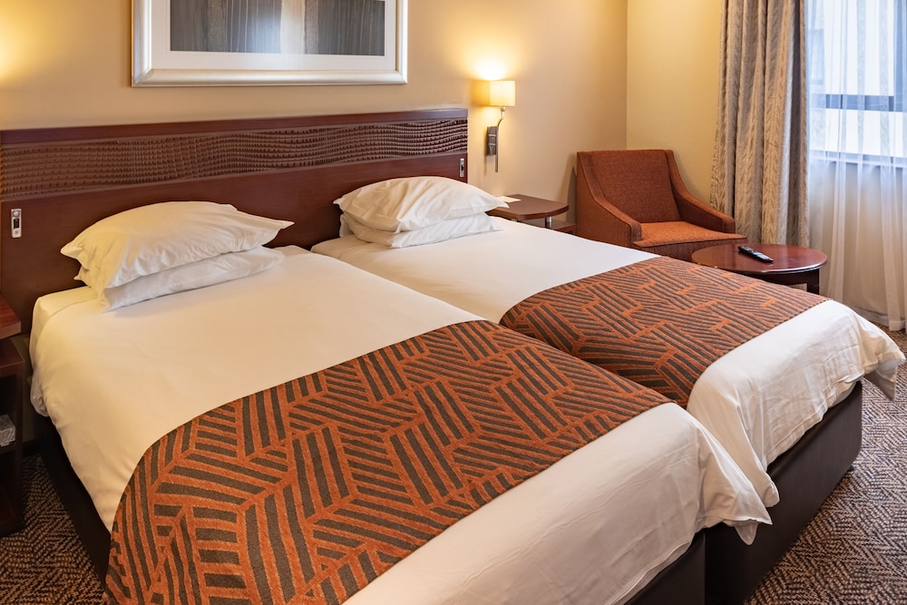 غرفة بسريرين منفصلين، City Lodge Hotel at OR Tambo International Airport 2/5
