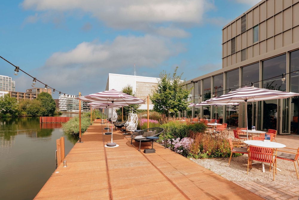 YOTEL Amsterdam, Select by Hilton 40/42