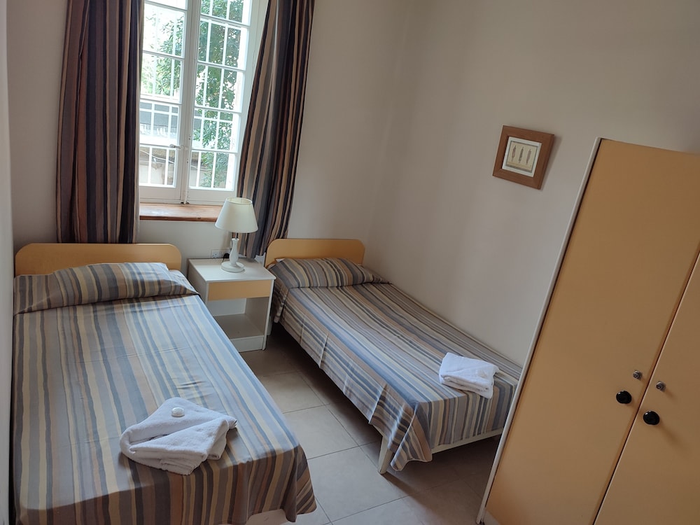 APARTMENT, TWIN BEDS