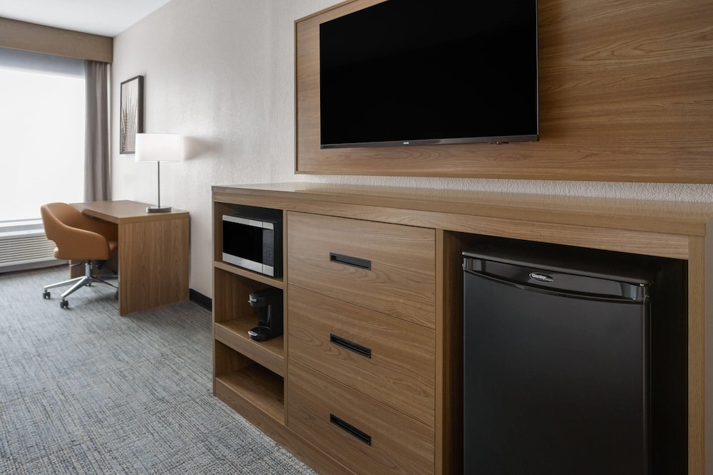 La Quinta Inn & Suites by Wyndham Phoenix near State Farm St 38/48