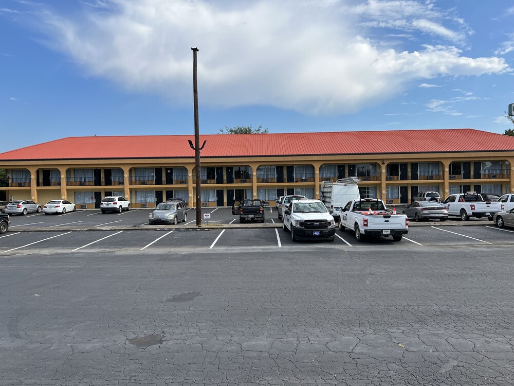 Country Hearth Inn and Suites Cartersville 29/34