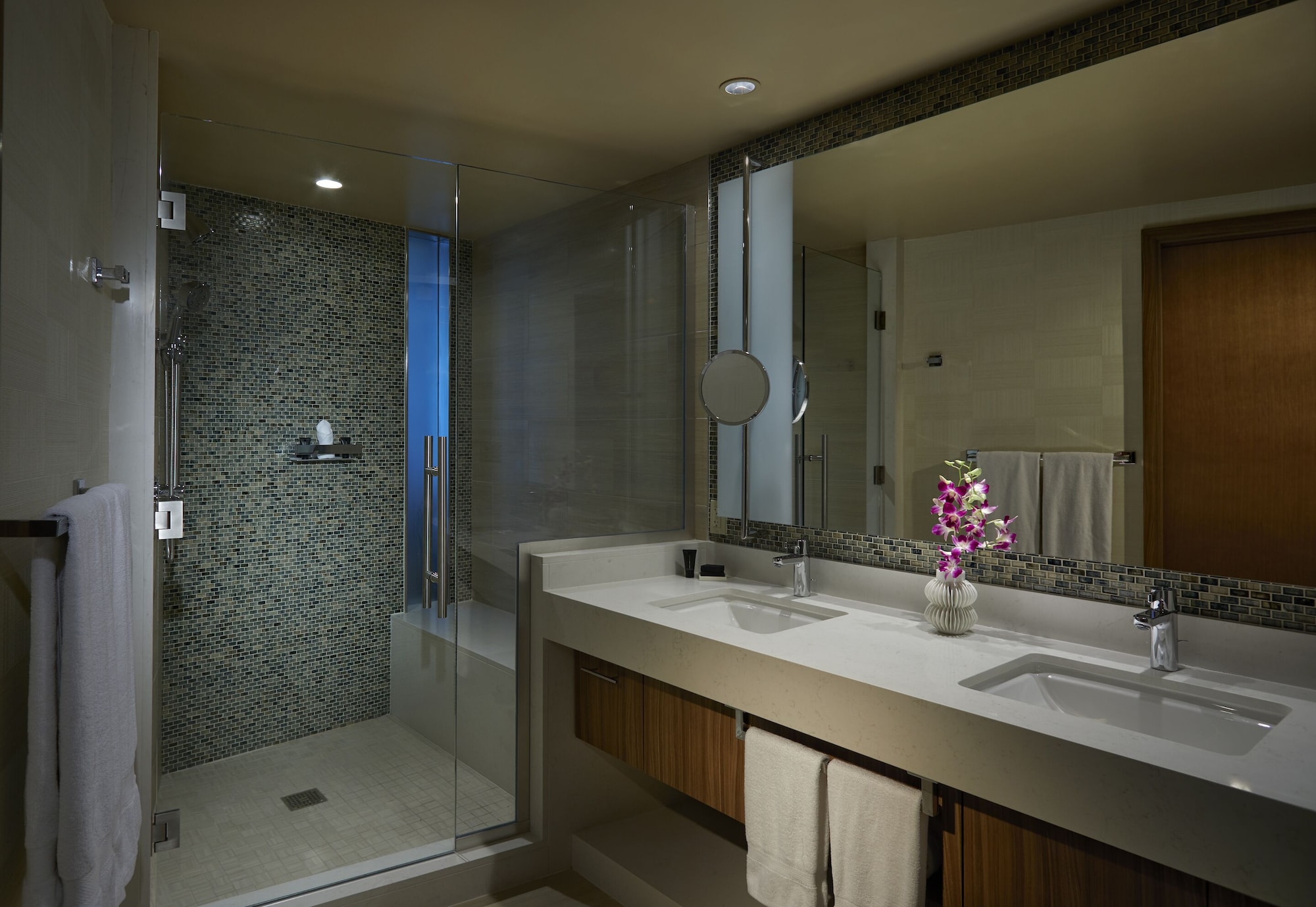 DELUXE, KING BED, EAST TOWER