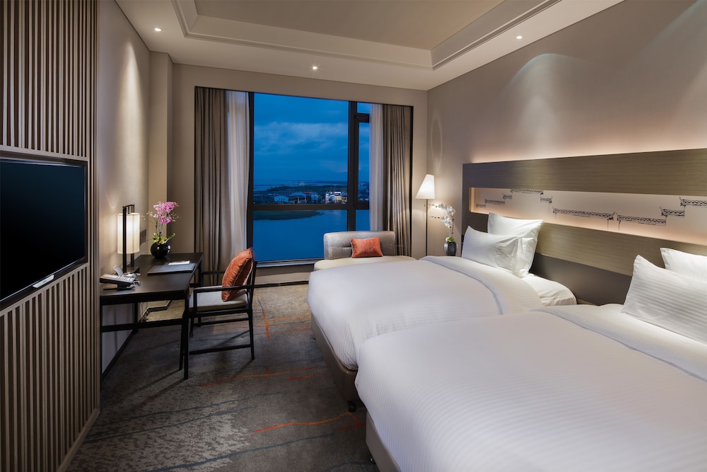 SUPERIOR, TWIN BEDS, CITY VIEW