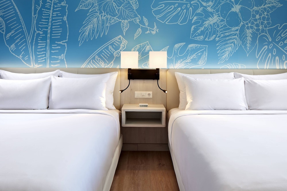 غرفة بسريرين كوين بإطلالة جزئية على البحر، Curacao Marriott Beach Resort 2/7