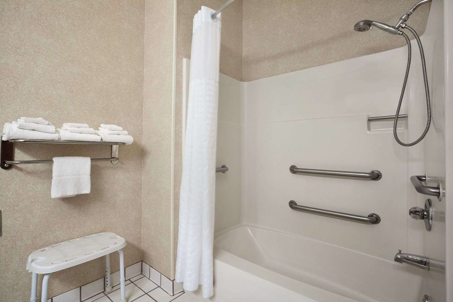 Days Inn by Wyndham Grand Forks Columbia Mall 10/10
