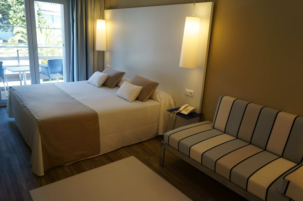 Hotel Canyelles Playa 16/48