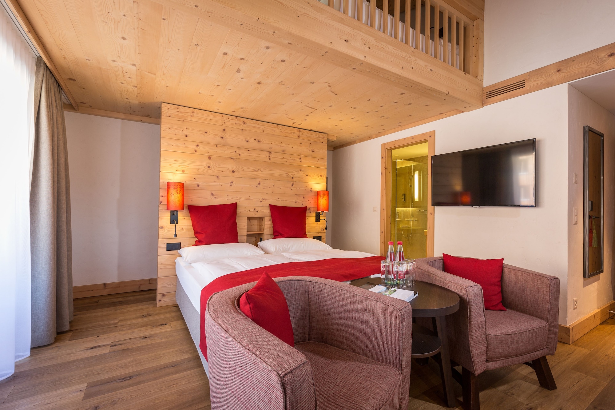 غرفة عائلية بسرير مزدوج بإطلالة على الجبل بشرفة بغرفة نوم واحدة مع أريكة، Hotel Spitzhorn 2/7