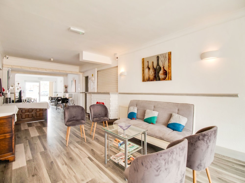 OYO The Longlands Hotel 34/39