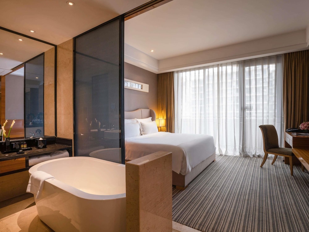 SUPERIOR, KING BED, BALCONY