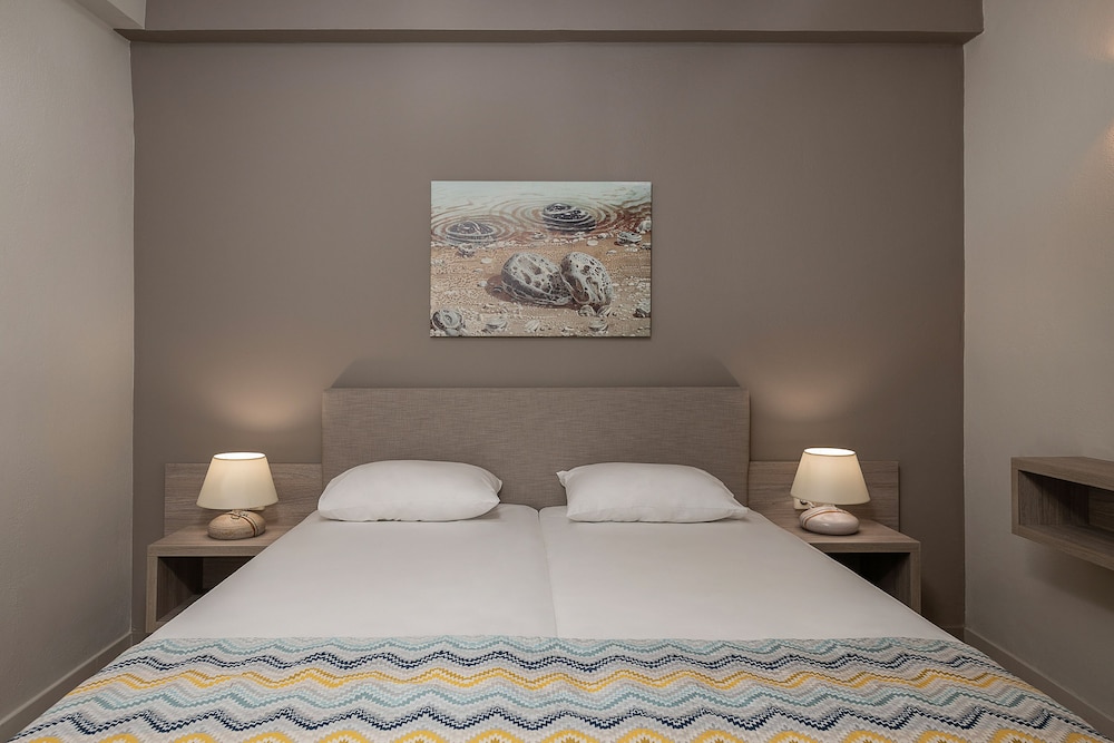 Alianthos Suites 9/50