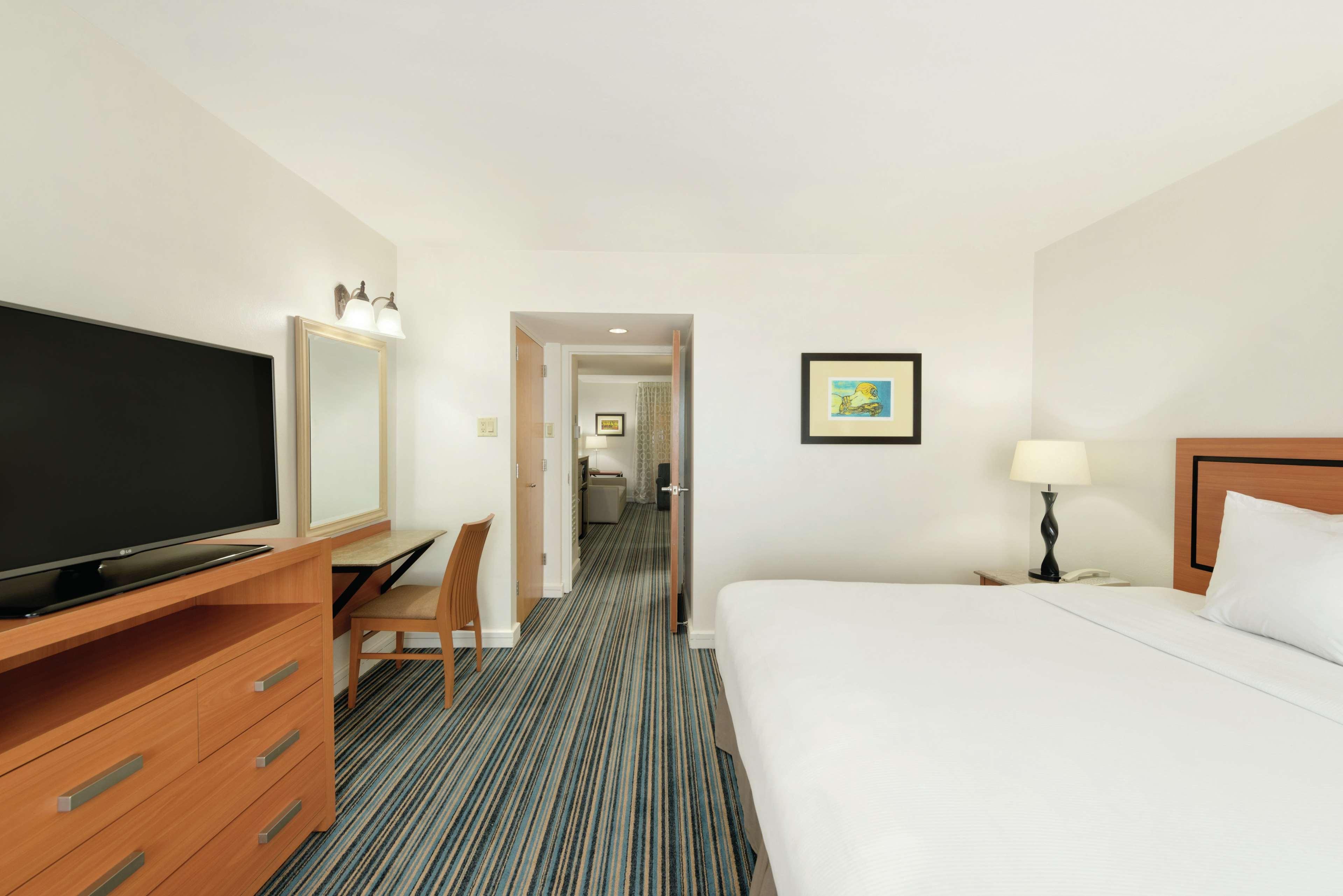 1 BEDROOM, KING BED, ACCESSIBLE