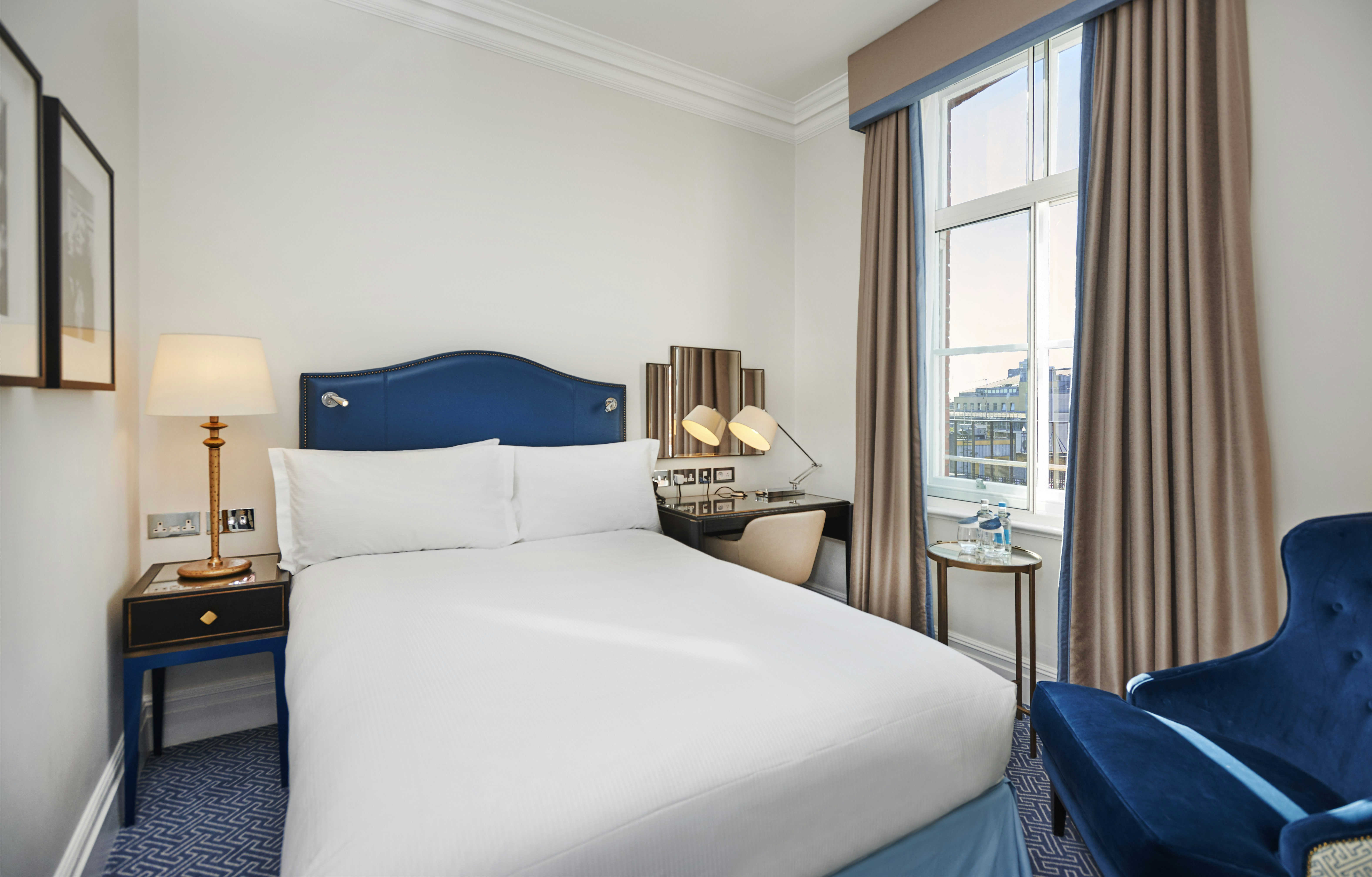 ROOM, QUEEN BED