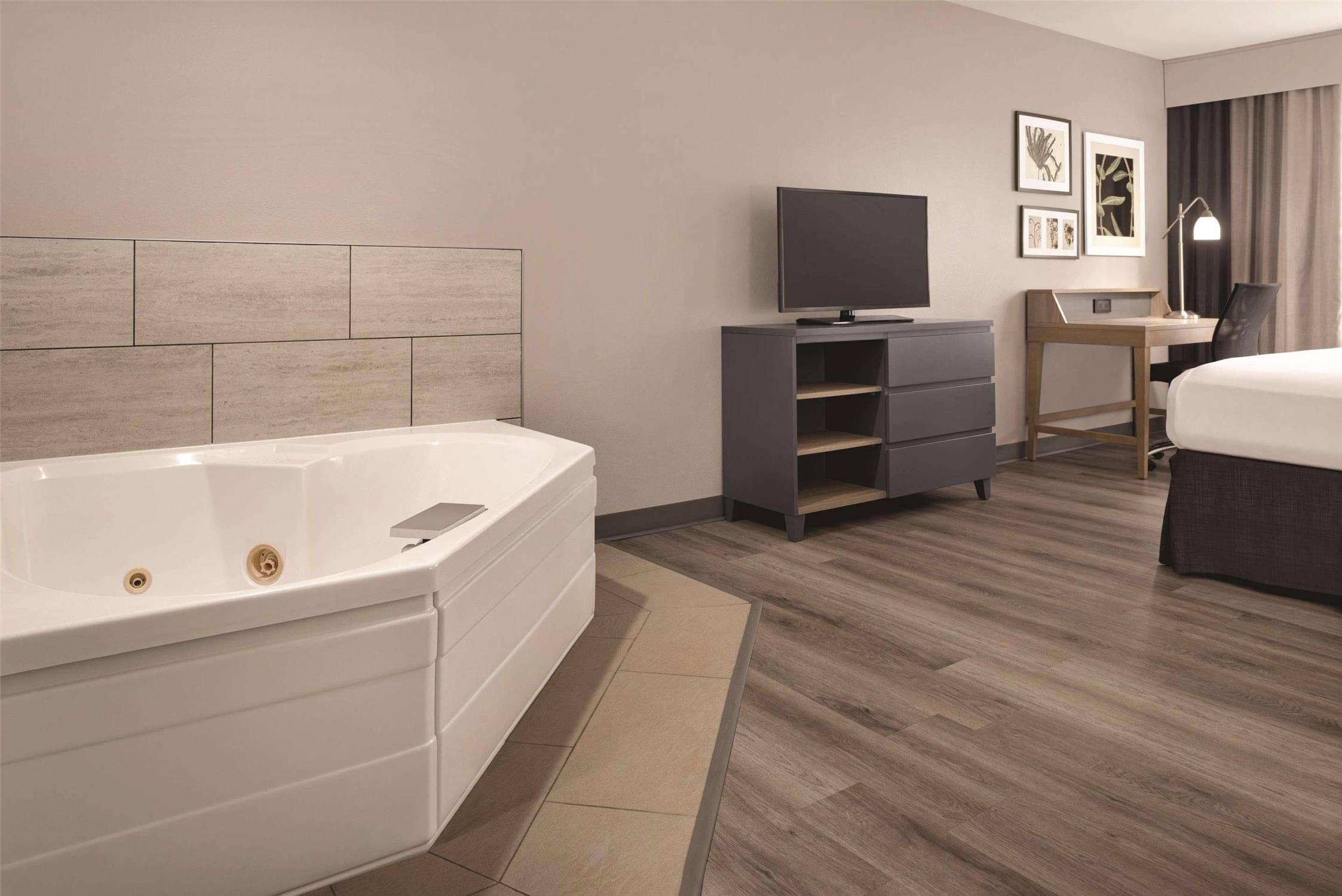 Country Inn & Suites By Radisson Waterloo Ia 17/18