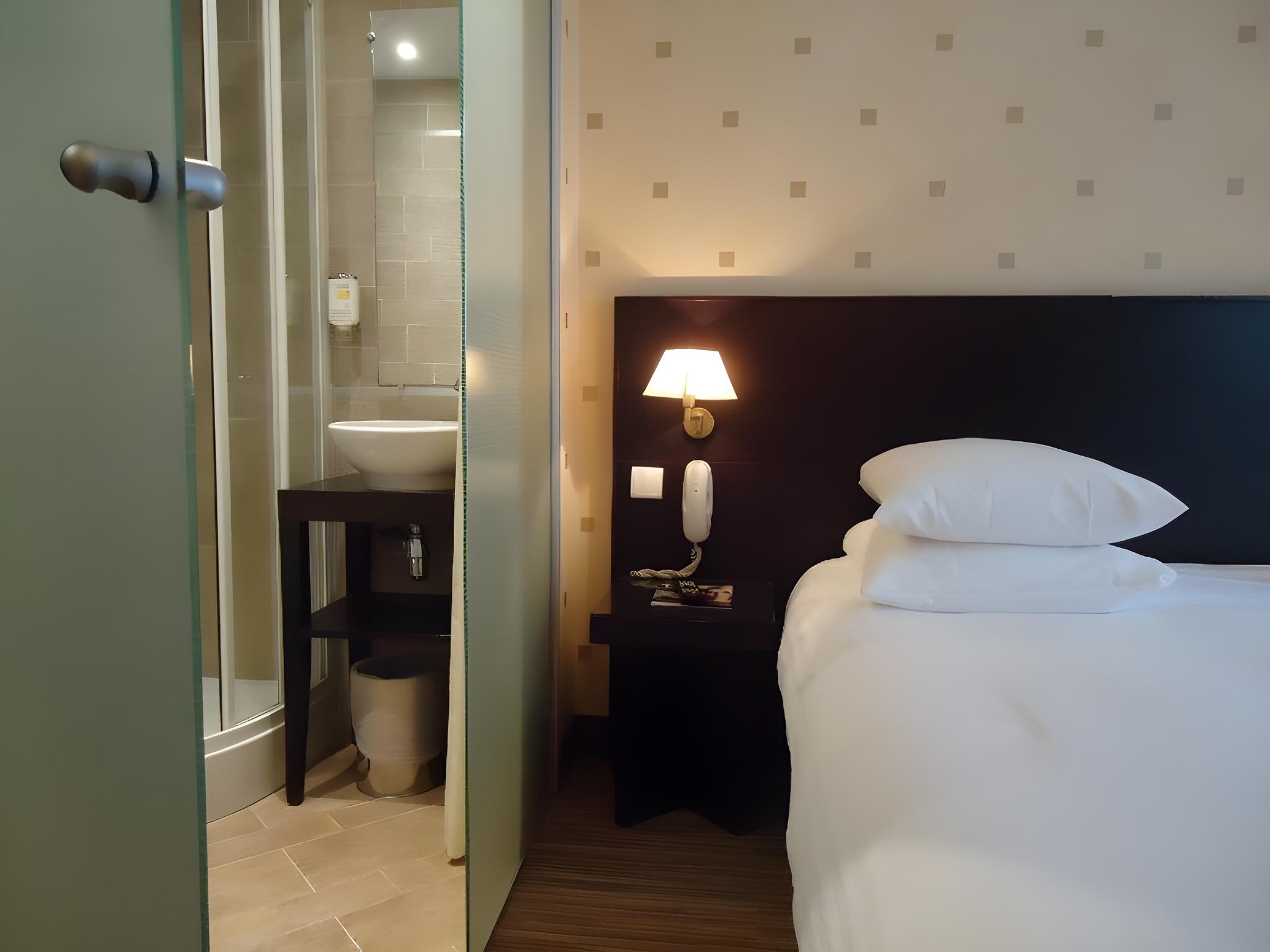 Room, Double or Twin Bed