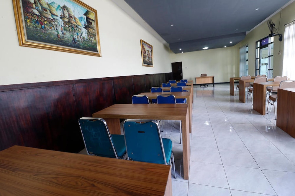Reddoorz Plus Near Universitas Indonesia 37/50